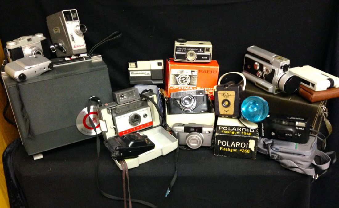 Lot of 14 Cameras and 1 Projector: Lot of 14 Cameras and 1 Projector