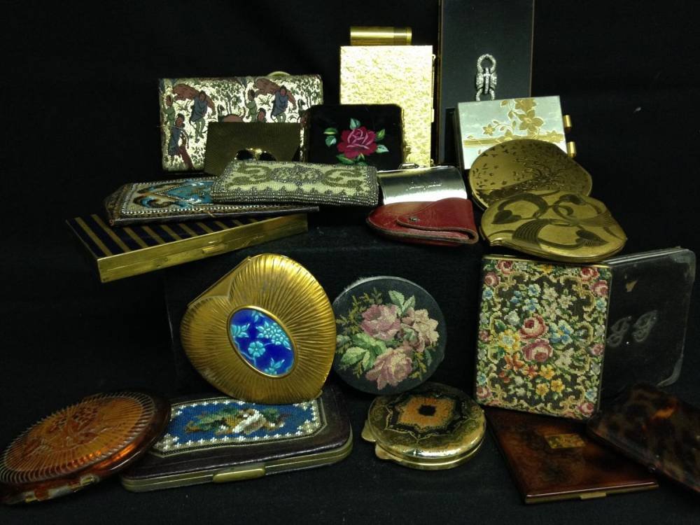 Large Lot Of Vintage Ladies Compacts: Large Lot Of Vintage Ladies Compacts