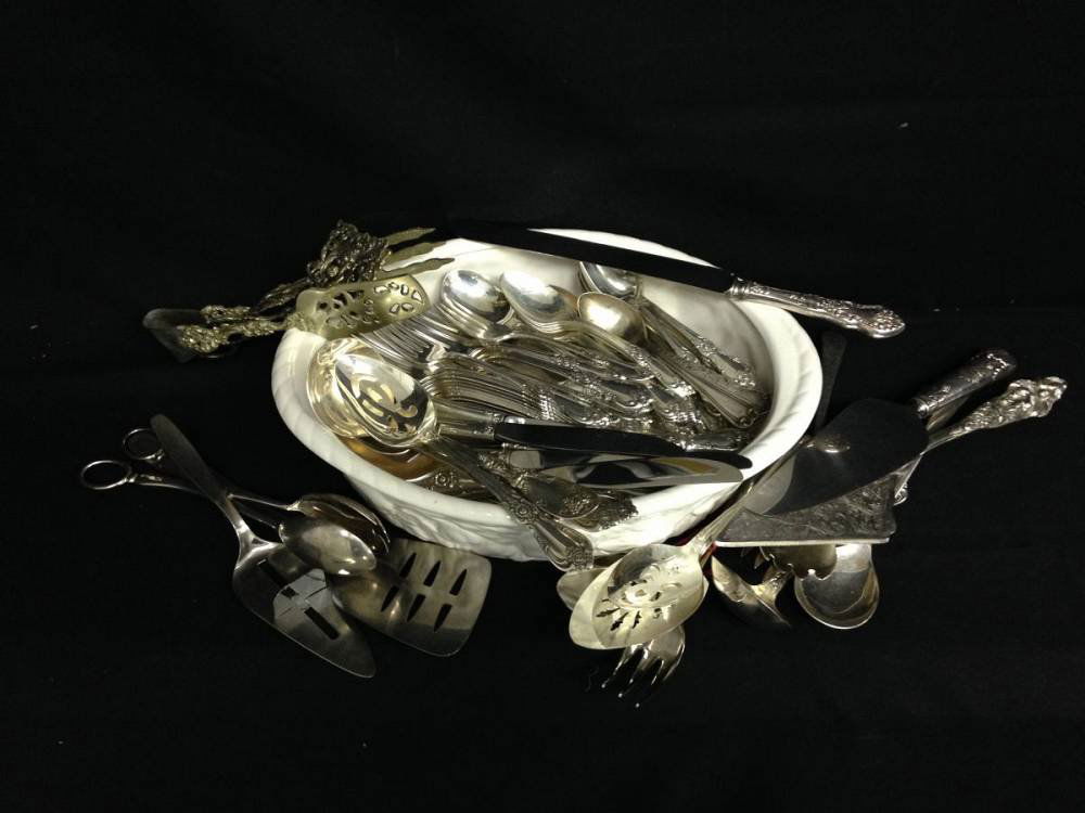 Large Lot Of Assorted Oneida Silver Plate Flatware (1 of 3)