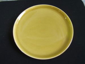 Russel Wright Chartreuse Round Plate: Ceramic 10" plate. 3 small imperfections on the bottom as pictured. Mfg by Steubenville USA. Signed. Approx. size is 10"w x 3/4"h.