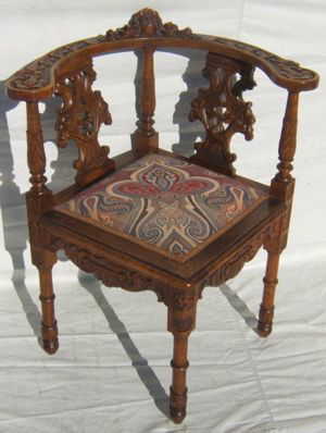 1: Antique Italian Heavily Carved Corner Chair - 1: Antique Italian Heavily Carved Corner Chair