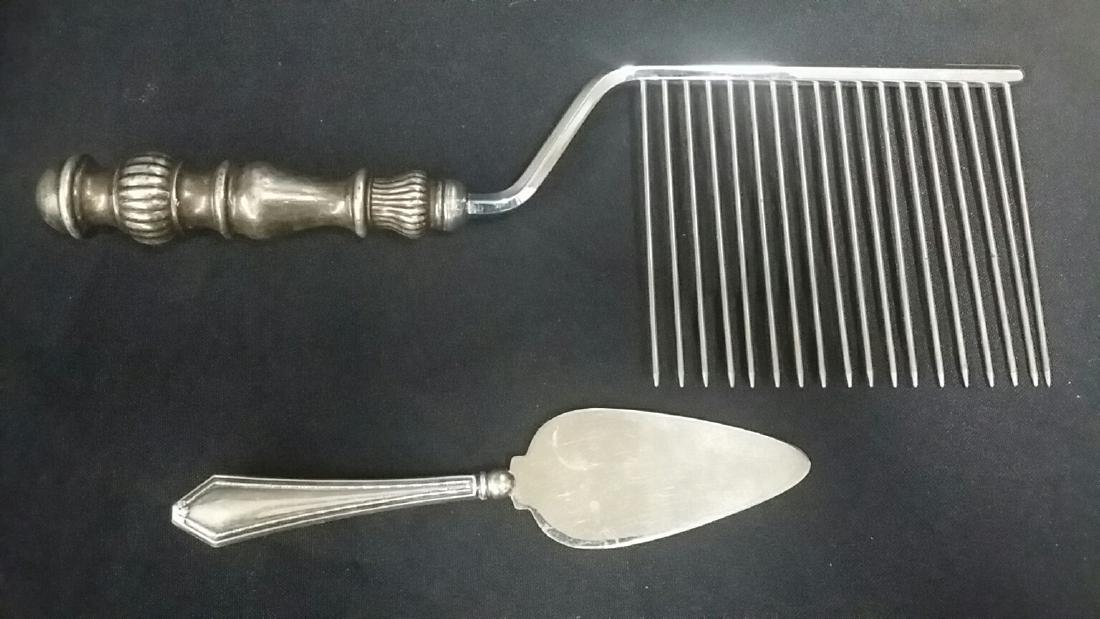 Lot of 2 Pieces of Sterling Flatware: Lot of 2 Pieces of Sterling Flatware