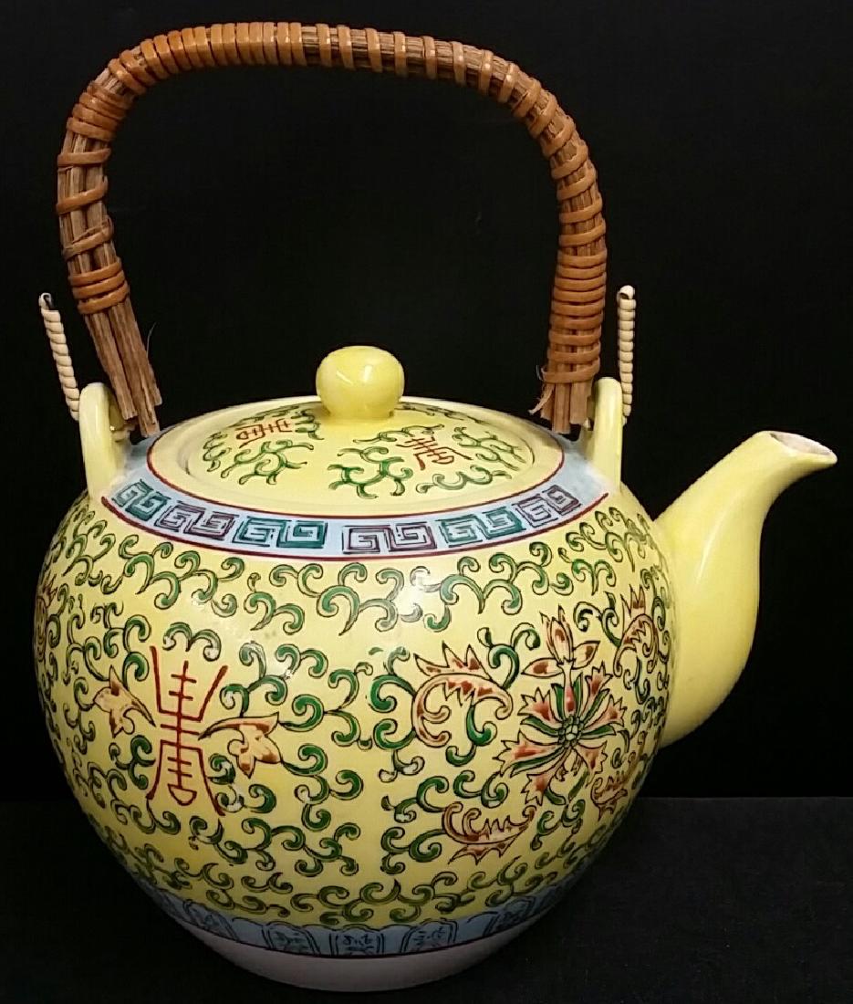 Vintage Chinese Porcelain Tea Pot: Vintage Chinese Porcelain Tea Pot