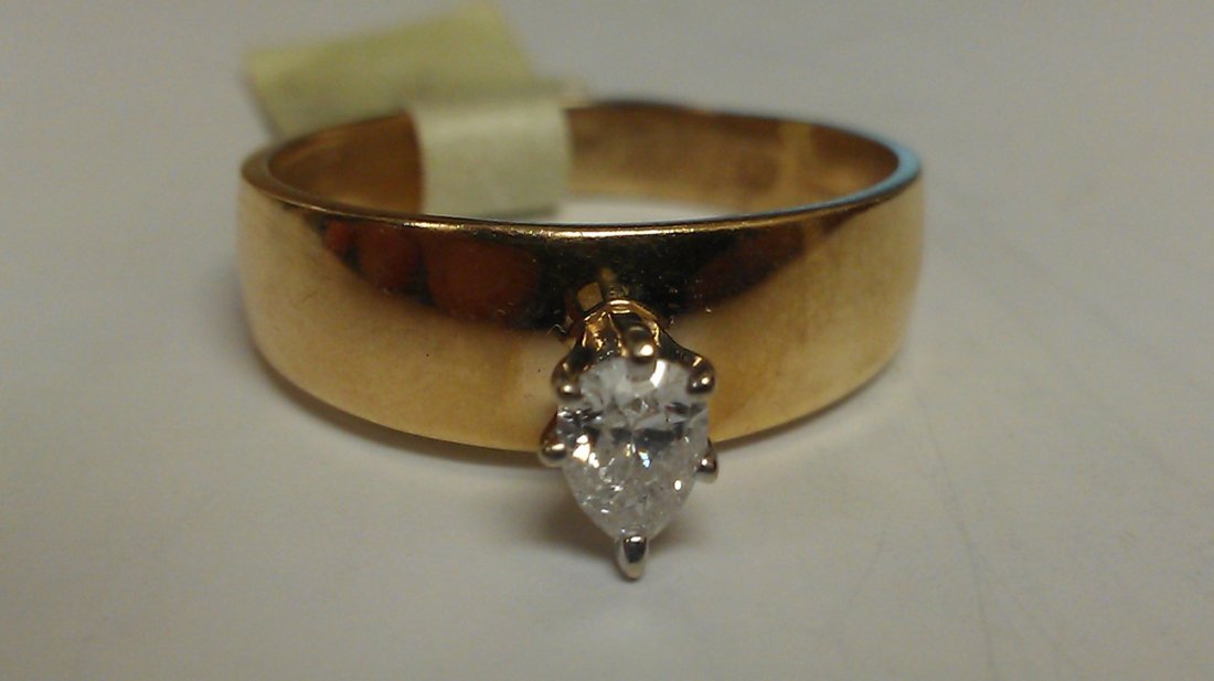 LARGE 14K YELLOW GOLD DIAMOND RING: 3.40 GRAMS GOLD WEIGHT & .25 CTS DIAMOND WEIGHT