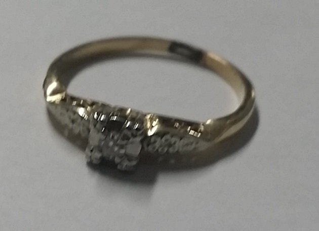 Beautiful Vintage 14kt & Diamond Ring: Sweet Design, 1.6 grams, size 6