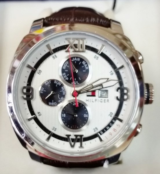 TOMMY HILFIGER MENS LARGE SIZE SPORT WATCH: NEW IN BOX