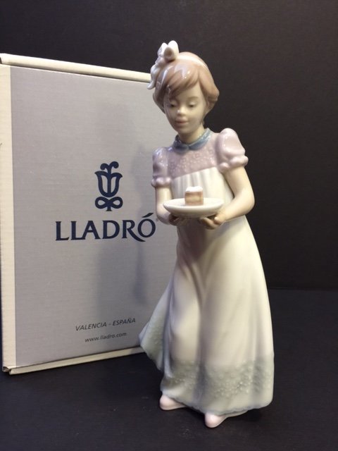 Beautiful Retired LLADRO Porcelain Girl Figurine: "Happy Birthday" Sculptor Jose Roig