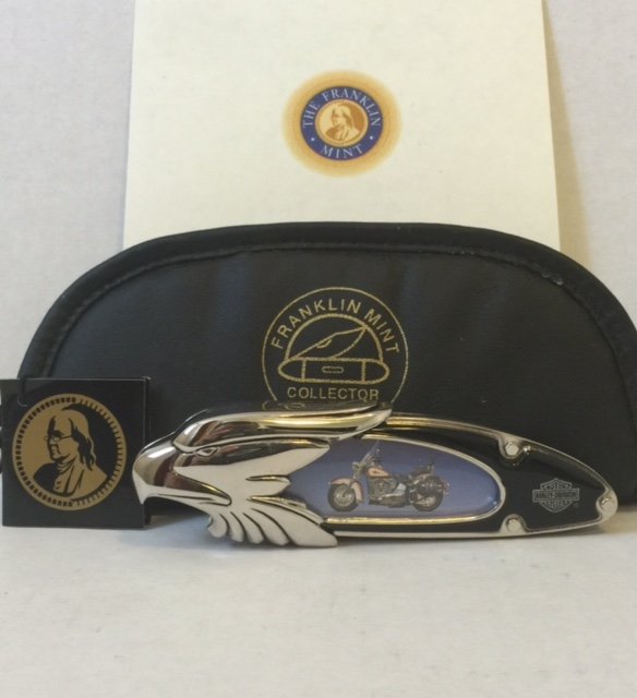 Awesome Official HARLEY DAVIDSON Pocket Knife: "HERITAGE SOFTAIL" by HARLEY DAVIDSON MINT CONDITION with Hang Tag & Original Padded Pouch Issued by "THE FRANKLIN MINT" MULTIPLE PHOTOS POSTED