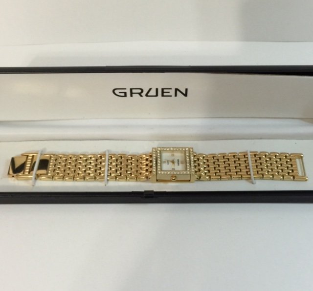 Beautiful Like New Ladies GRUEN Gold tone WATCH: IN ORIGINAL BOX - Multiple Photos Posted
