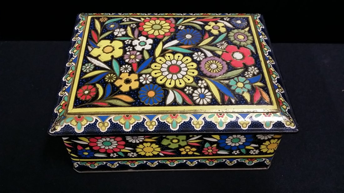 Mid Century English Enameled Tin Box: approx 5"x7"