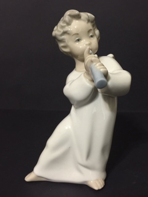 Beautiful LLADRO Porcelain Angel Playing the Flute: Retired Piece - Gloss Finish - One wing has a tiny chip MULTIPLE PHOTOS POSTED