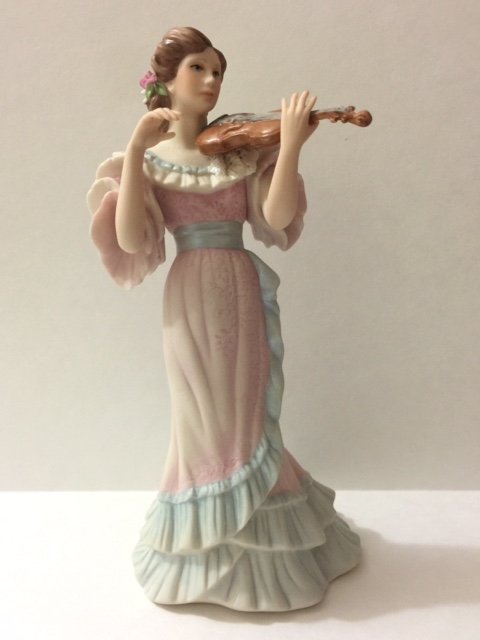 11" VTG Signed CYBIS USA Porcelain Lady Figurine: Beautiful Piece - Very Early CYBIS Multiple Photos Posted