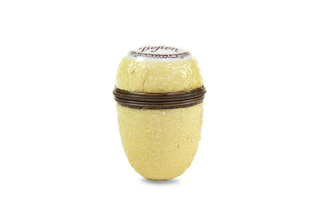 A Bilston Yellow Egg Nutmeg Grater (1 of 2)