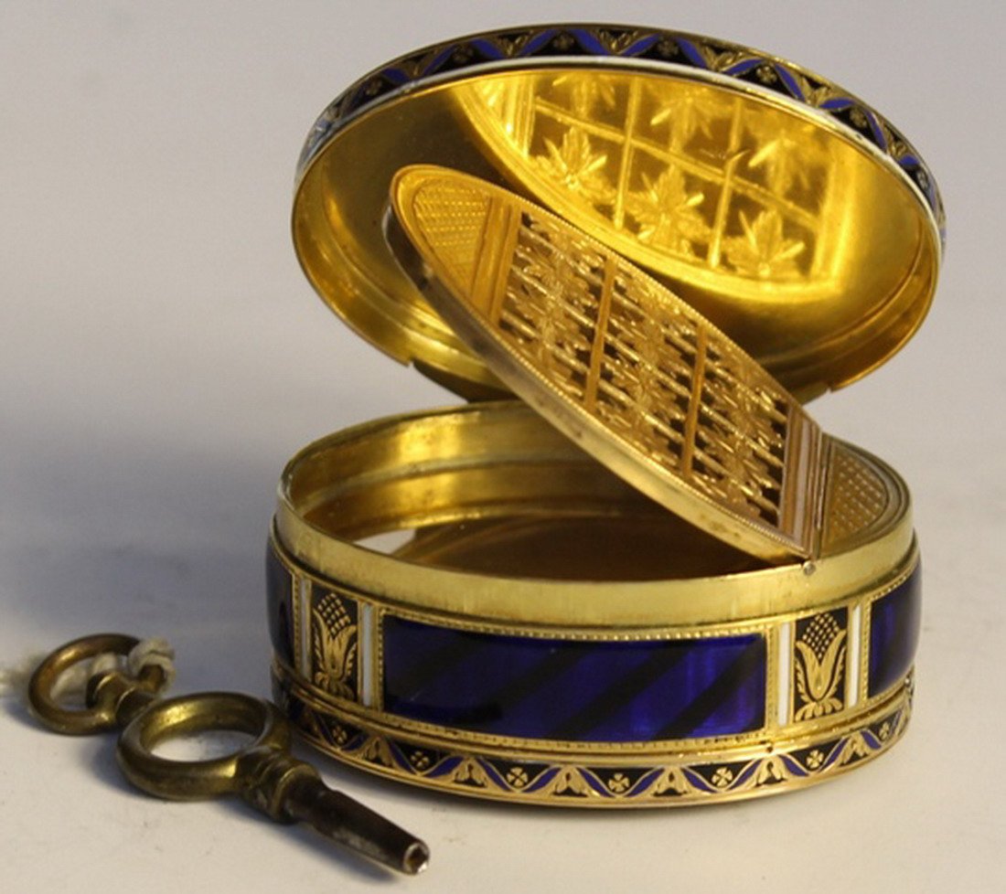 Gold and Enamel Musical Vinaigrette: A fine gold and enamel musical Vinaigrette by Jean-george Reymond Geneva 1815 The bed plate stamped 211 blued sectional bass left comb with teeth in groups of 2-2-2-3-2-3-2 sequence spring linlages an