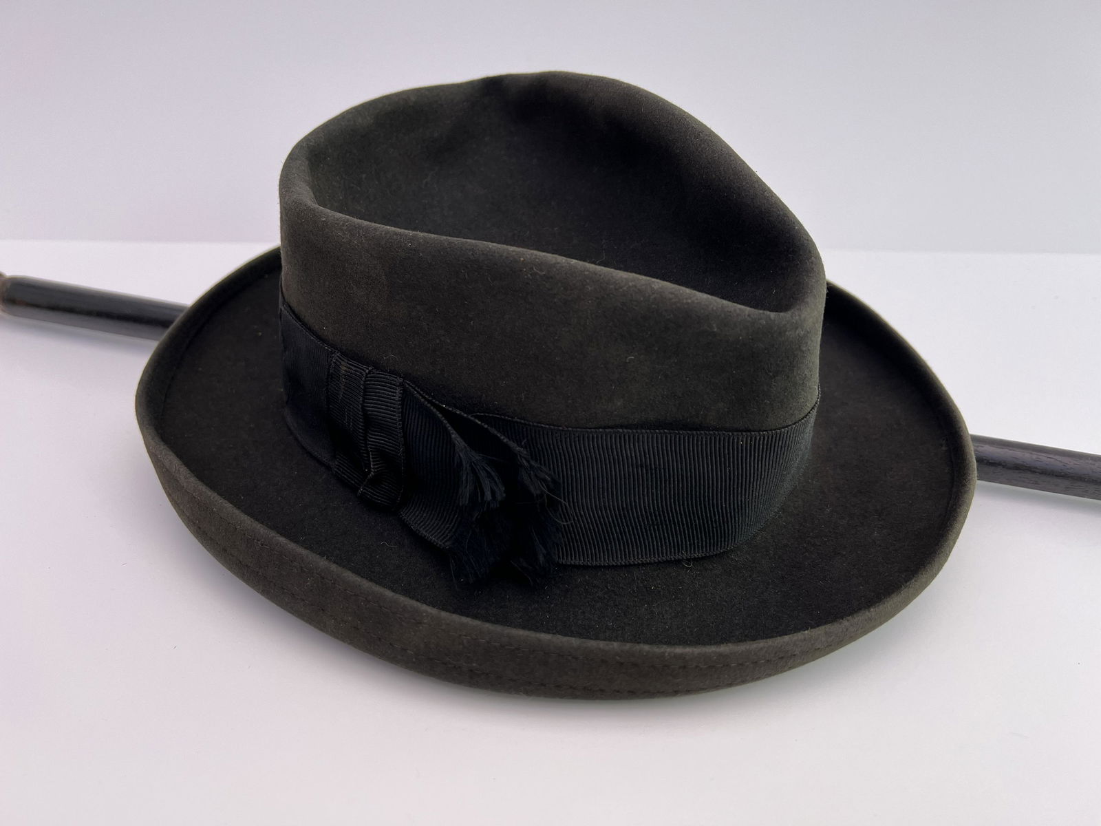 Robert Browning's Fedora hat initialled to the inside rim together with RB's stag horn handled ebony: Robert Browning's Fedora hat initialled to the inside rim together with RB's stag horn handled ebony walking cane.