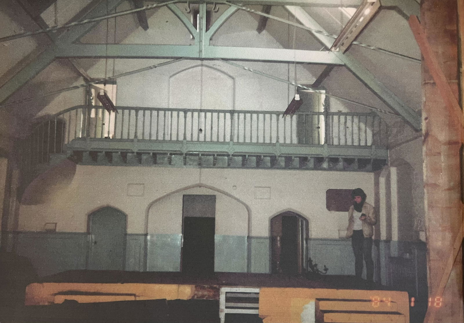large section of cast iron balustrade with barley twist form, from the Robert Browning Chapel. 37: large section of cast iron balustrade with barley twist form, from the Robert Browning Chapel. 37 straight bars and 6 rail supports, 2 finials. (See image), held at the Staceys Websters way saleroom.