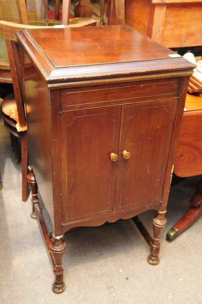 A Mahogany Gramophone Cabinet By HMV Model 156, Having - A Mahogany Gramophone Cabinet By HMV Model 156, Having