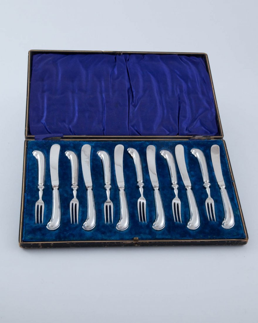 English Sterling Silver Fruit Knives & Fork Set: 1907-1908. Service for six. Pistol grip. Sheffield, England. Twelve pieces total. Housed in original velvet lined case. knife length 6.5in fork length 5.75in