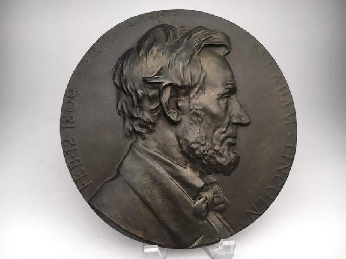 Abraham Lincoln wall plaque. (1 of 3)