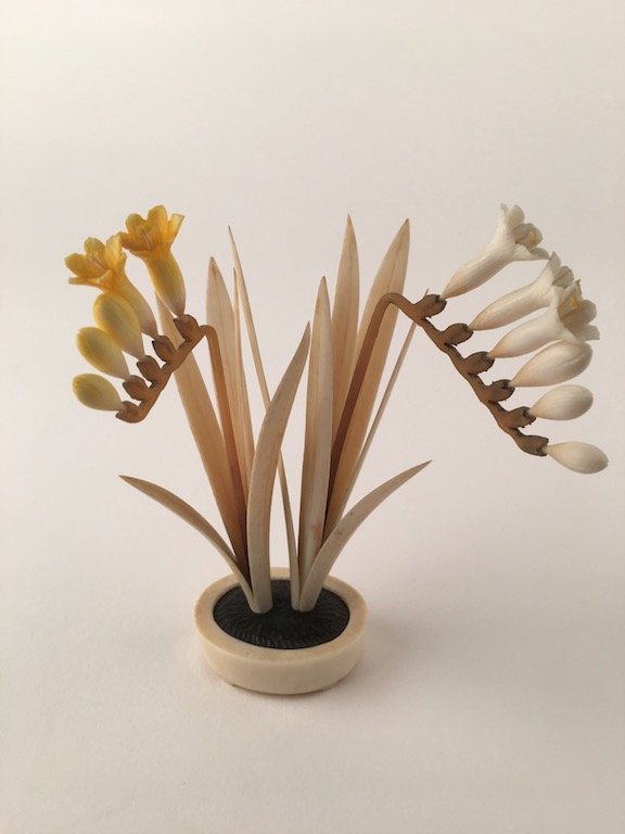 Carved two stalks of flowers in a small pot. (1 of 4)
