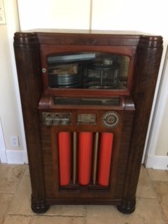 Circa 1933 Wurlitzer 16 record juke box. (1 of 6)