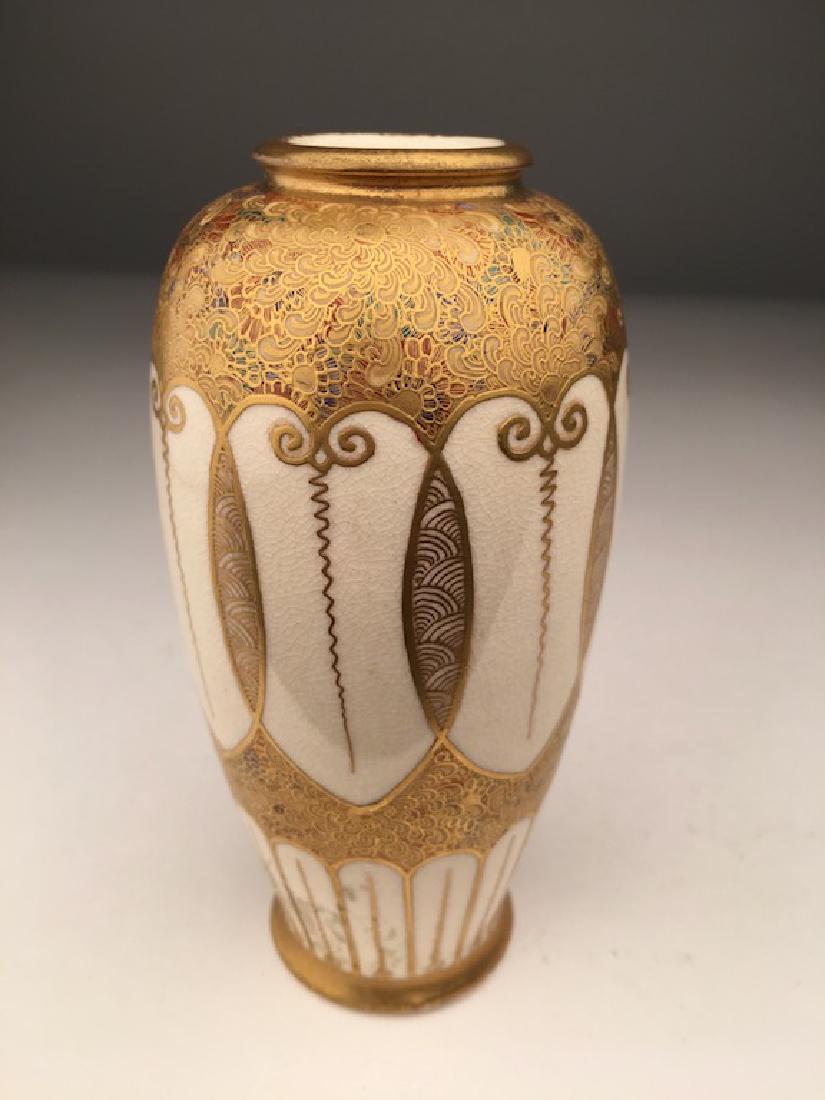 A nice Japanese Satsuma vase. Artist signed on the (1 of 5)