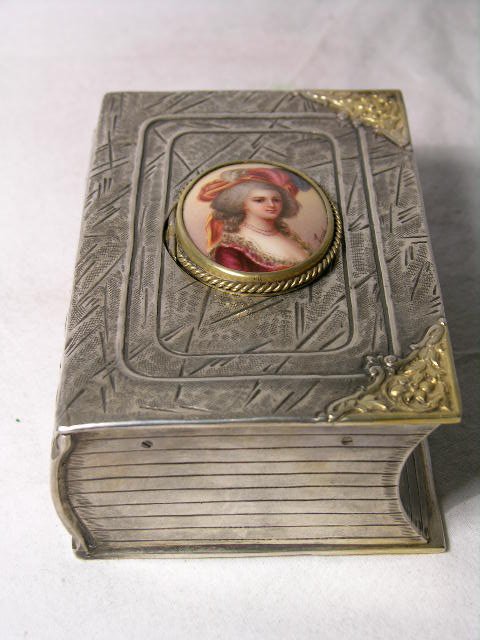 MECHANICAL SINGING BIRD BOX.