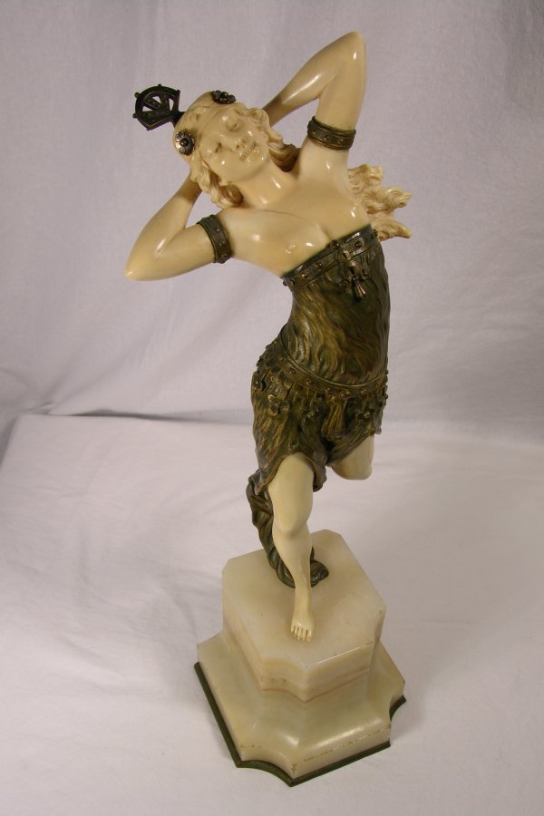 FUGEURE: BRONZE AND CARVED FIGURE.