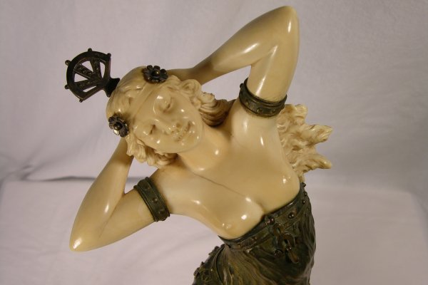 FUGEURE: BRONZE AND CARVED FIGURE. - 3