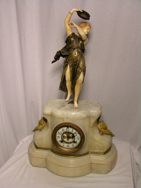 BRONZE AND CARVED MANTEL CLOCK. - 8