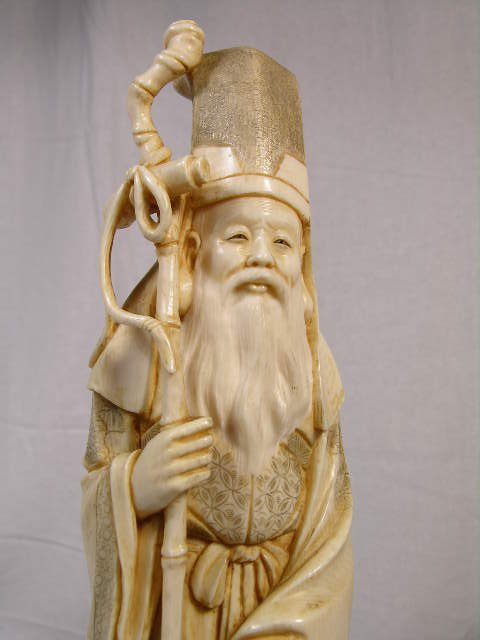 ANTIQUE CHINESE CARVING OF A WISE MAN WITH A SCR - 2