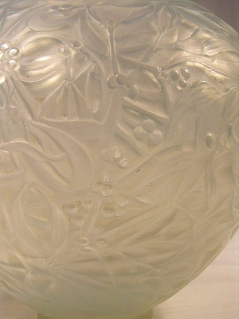 R. LALIQUE "GUI" VASE. IN OPALESCENT GLASS. HEI - 2