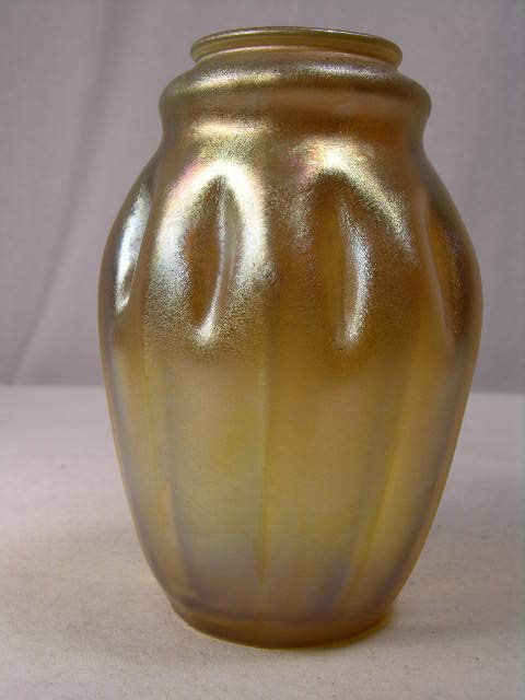 TIFFANY FAVILE IRIDESCENT GOLD GLASS VASE.