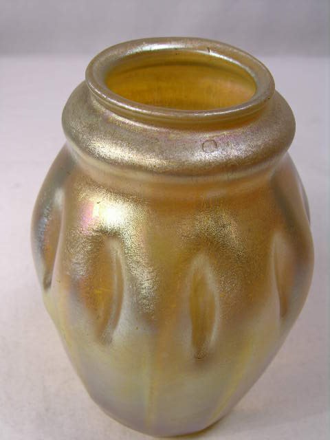 TIFFANY FAVILE IRIDESCENT GOLD GLASS VASE. - 2