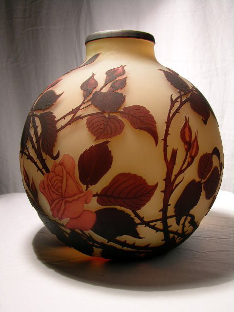 MULLER FRES VASE. A LARGE CAMEO VASE SIGNED "MU