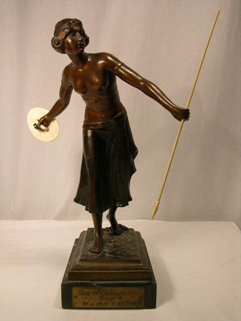 BRONZE CARVED FIGURE OF A FEMALE WARRIOR. - 2