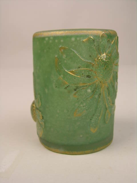 DAUM NANCY GREEN TUMBLER.: A SMALL CAMEO DAUM NANCY GREEN TUMBLER WITH GOLD HIGHLIGHTS. SIGNED "DAUM NANCY" WITH THE CROSS OF LORRAINE ON THE BOTTOM.HEIGHT 3 1/4".