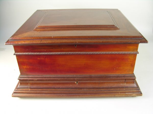 REGINA DOUBLE COMB MUSIC BOX.