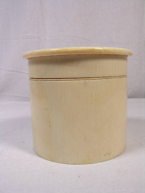 ANTIQUE IVORY ROUND HINGED LIDDED BOX. HINGE STAM: OLD IVORY ROUND HINGED LIDDED BOX. HINGE STAMPED "E B & CO." (EDWIN BLADE COMPAMY:ENGLISH. HEIGHT 3 1/2". DIAMETER 3 7/8".