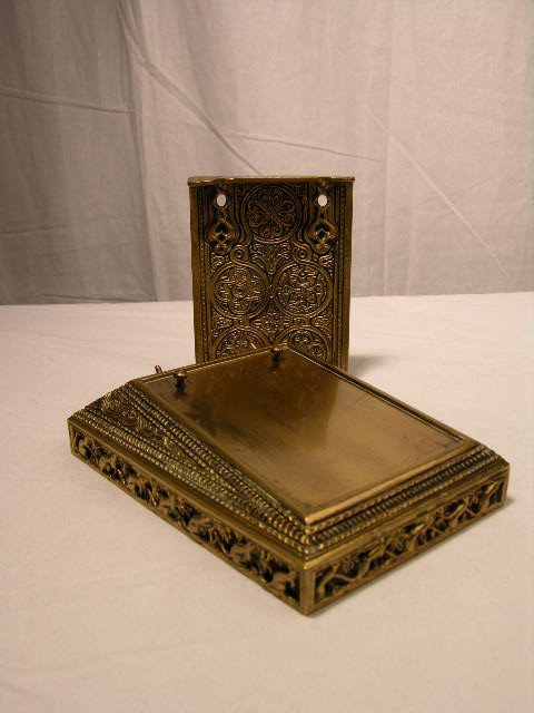 TIFFANY STUDIOS PAD HOLDER IN THE "VENETIAN" PATTER: TIFFANY STUDIOS PAD HOLDER IN THE "VENETIAN" PATTERN. DECORATED WITH ERMINE AND A TOOLED LEATHER DESIGN. STAMPED "TIFFANY STUDIOS NEW YORK 1662". LENGTH 5 7/8", WIDTH 5". HEIGHT 2 1/2" (MISSING HINGES
