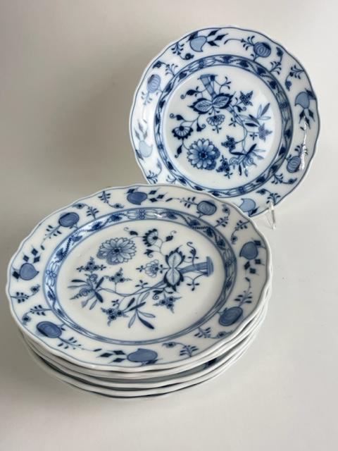 Meissen German blue onion pattern pattern (13) 9 7/8 inch plates. (1 of 3)