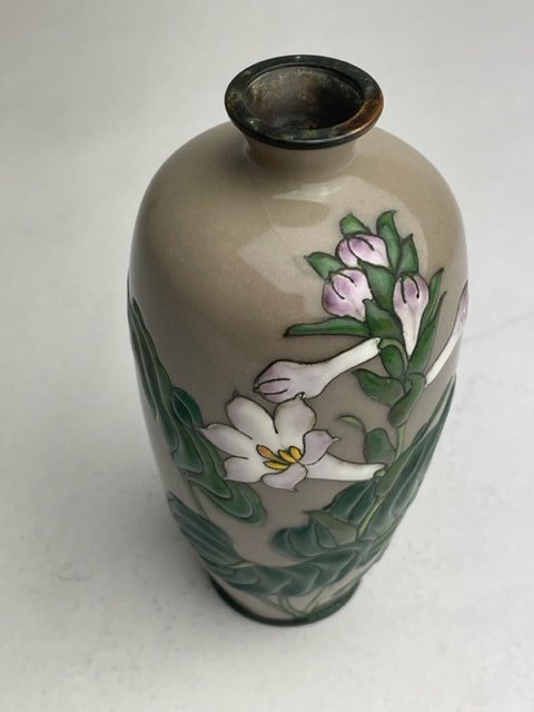 A good Japanese cloisonnÃ© moriage vase Meiji period size 41/2 inches. (1 of 7)