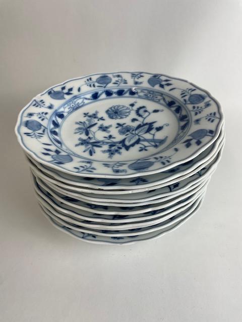 Meissen German blue onion pattern pattern 9 7/8 inch plates. (1 of 9)