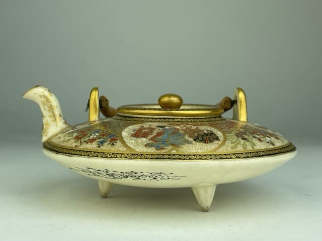 A nice satsuma four footed box with lid decorated in gold and colored enamels de (1 of 8)