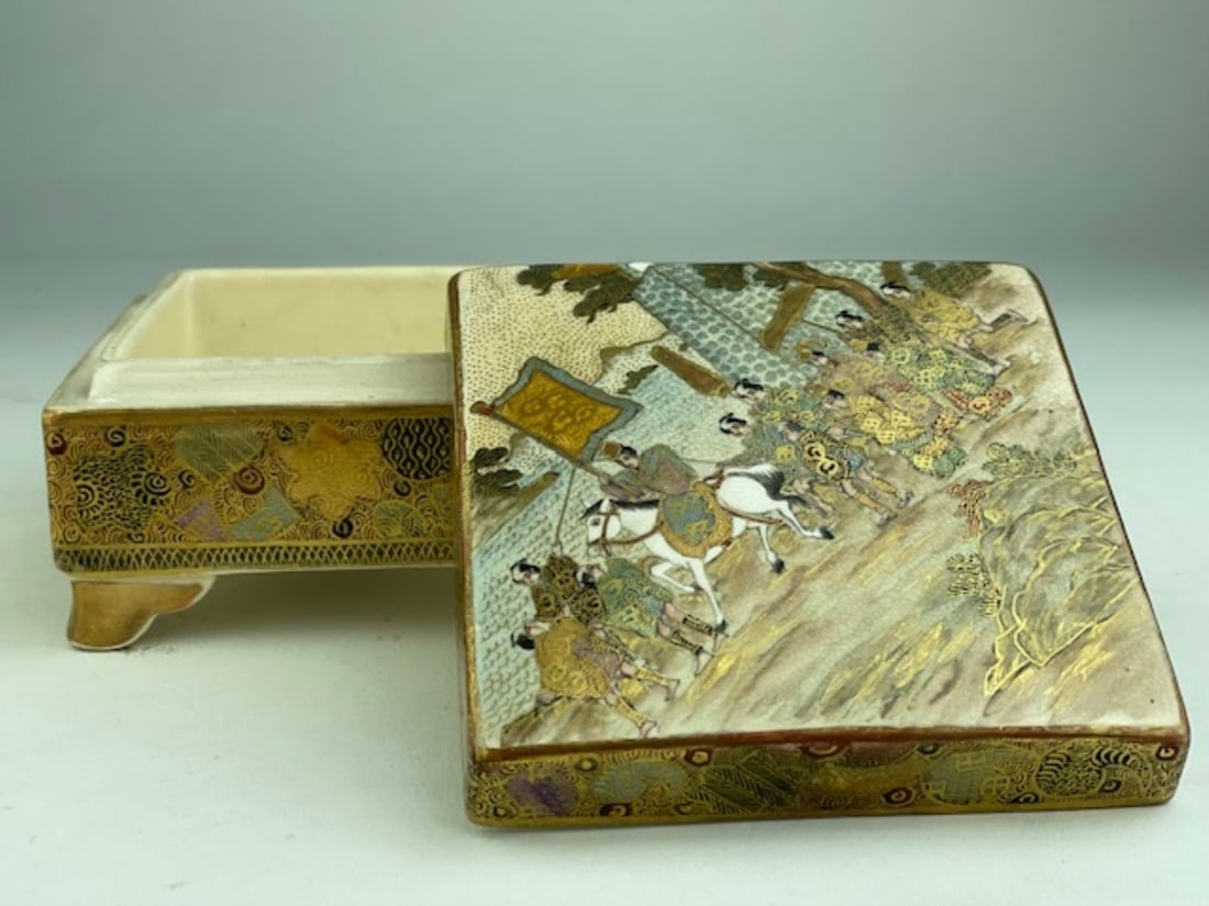 A nice satsuma four footed box with lid decorated in gold and colored enamels de (1 of 9)