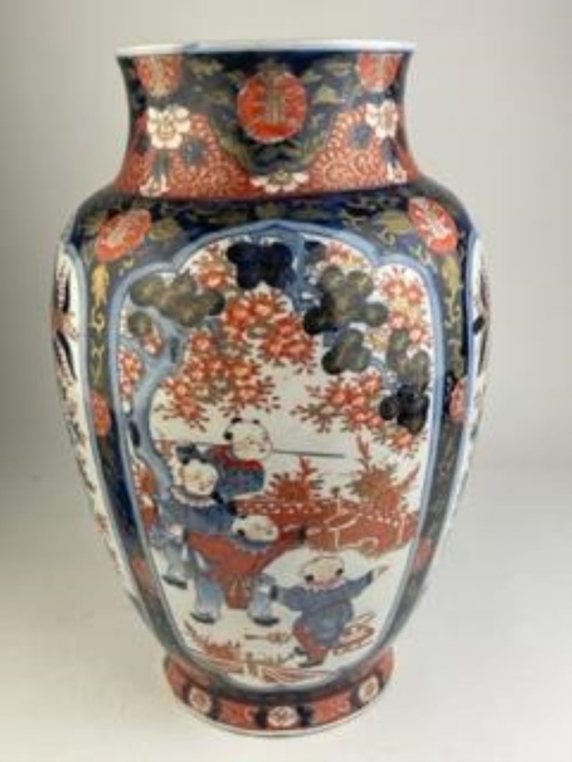 Japanese red Karanska imari porcelain vase. (1 of 6)
