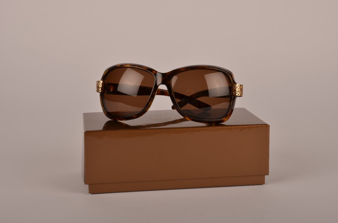 Ladies Gucci Sunglasses 2985/S VO8U8 with hard shel: Ladies Gucci Sunglasses 2985/S VO8U8 with hard shell case and box.