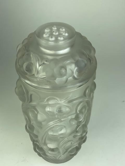 Rene Lalique Cocktail Shaker "Thomery" in clear and frost glass. (1 of 4)