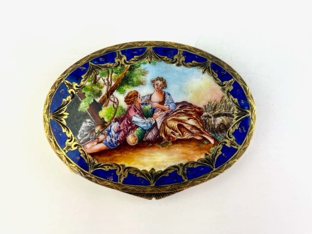 Painted enamel sterling silver compact.: Painted enamel sterling silver compact. 3 1/8 inches x 2 3/8 inches. Approx. 83 grams.