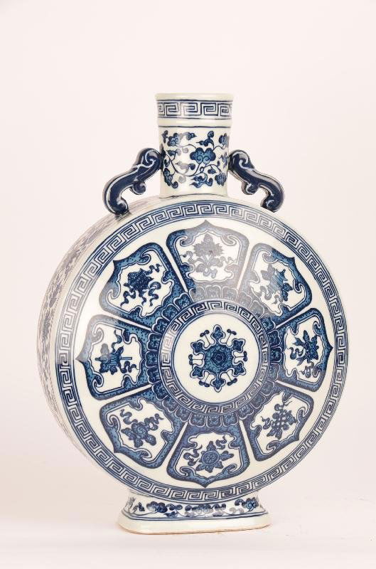 Chinese blue and white porcelain moon flask with d: Chinese blue and white porcelain moon flask with dragon handles, Qianlong mark. Height: 14 ¼"